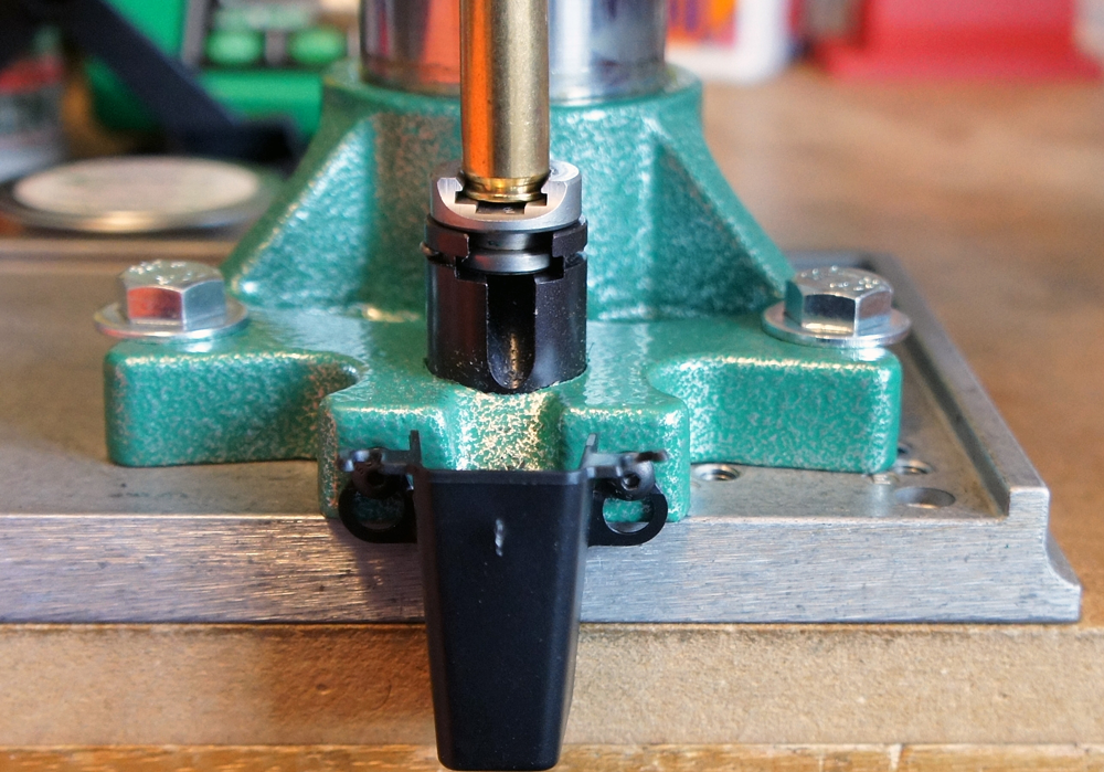 The Summit’s small base, neat and effective spent primer catcher, and nothing below the benchtop.